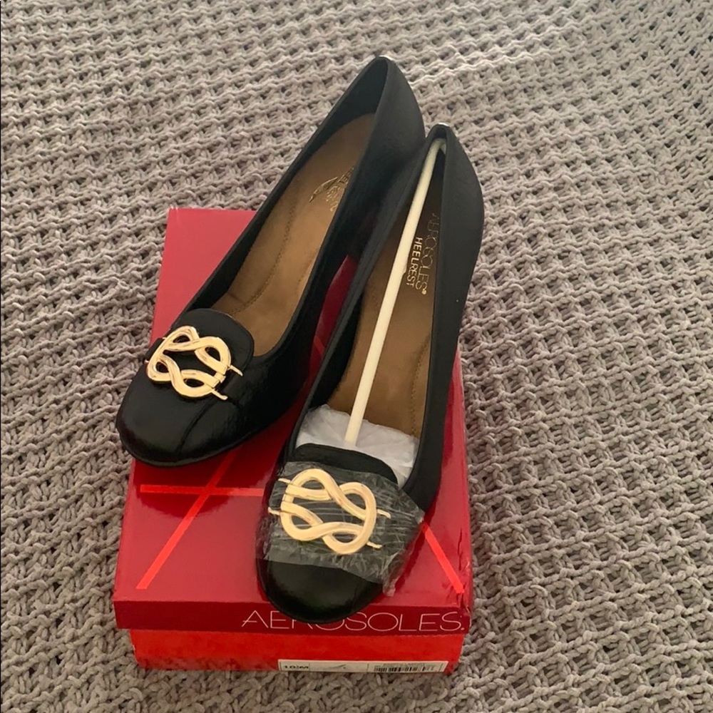 Black Aerosoles pumps... size 10.5...brand new!